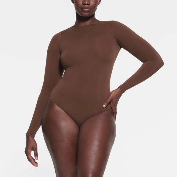 Skims- Essential Crewneck Neck Long Sleeve Bodysuit - Picture 4 of 7